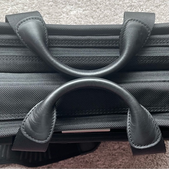 Briggs & Riley Travelware Style# kbc403-4 Black Executive Expandable Briefcase - Picture 11 of 16